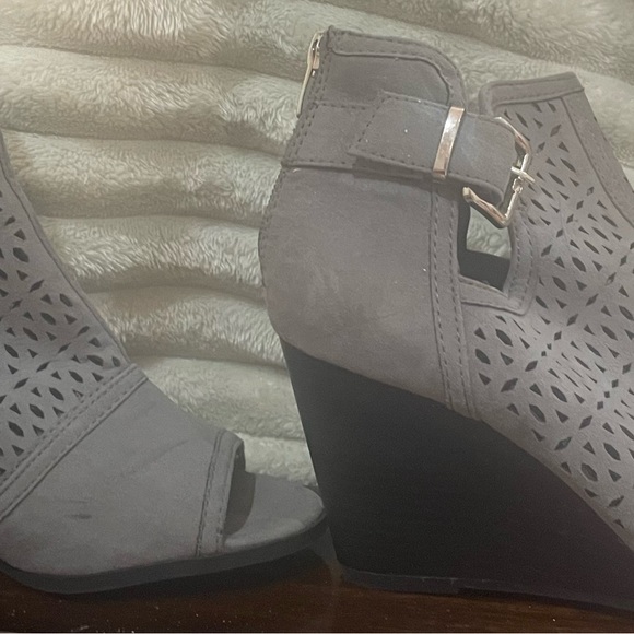 Gray wedged heeled booties - Picture 3 of 3